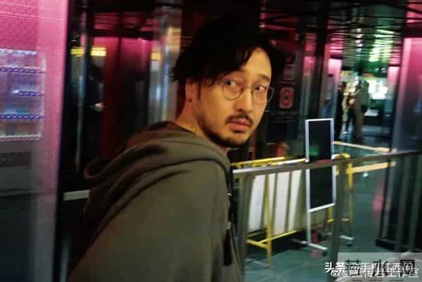 白百何发文回应争议，不满《春树》剧组相关操作，透露自费参加釜山电影节险些未入场，告诫职场要保护好自己