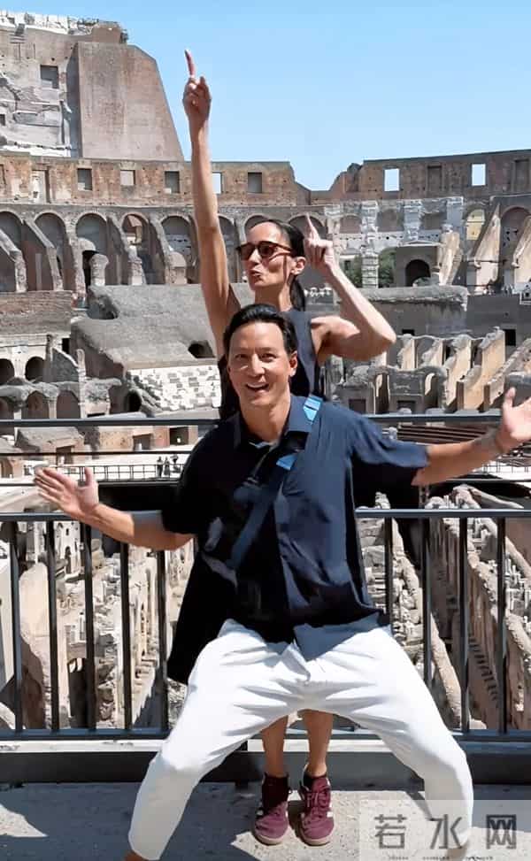 吴彦祖与混血妻子同一动作打卡多地景点，搞笑又甜蜜浪漫！