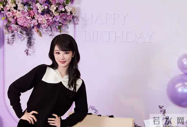 杨紫晒一家三口温馨合照庆生!站在爸妈中间备受宠爱