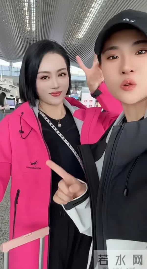 温美玲痊愈后赴杭州带货，与红蜻蜓合作，51岁穿玫粉色显得好年轻