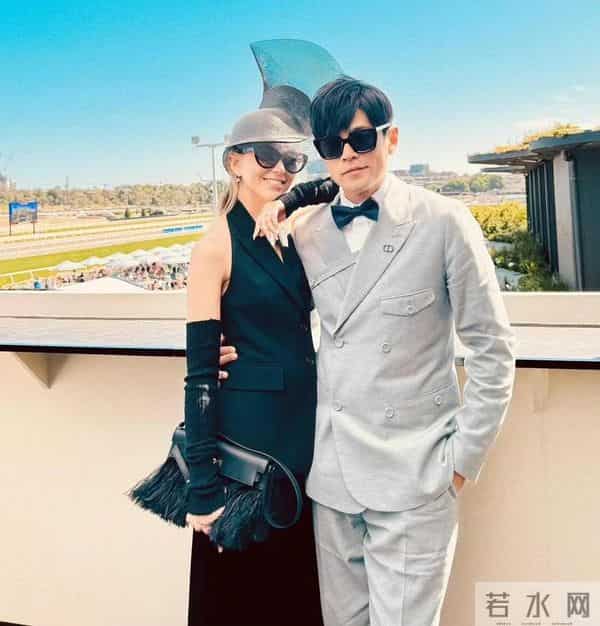 周杰伦带老婆在墨尔本,没胡子满脸褶,眼袋硕大跟半月前判若两人