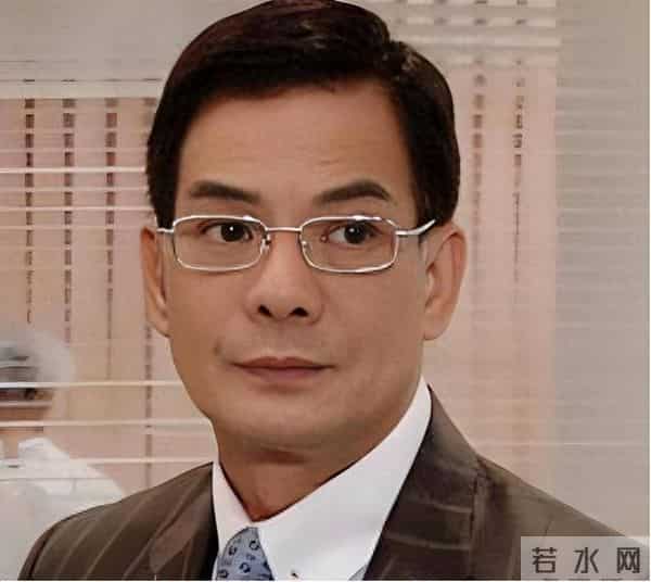 TVB星二代当父亲面,狂摸肌肉男,表情极其夸张,引发网民热议