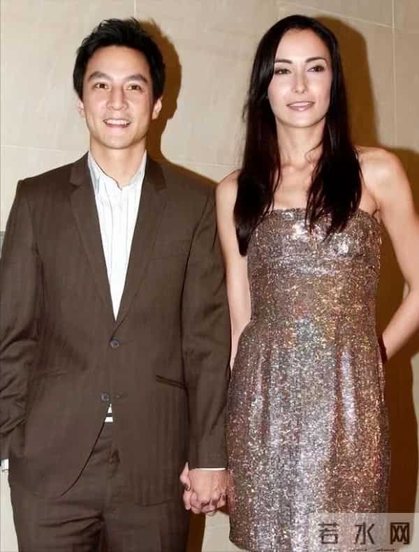 吴彦祖晒与妻子合影!Lisa皮肤粗糙褶多还秃顶,网友:以为是兄弟