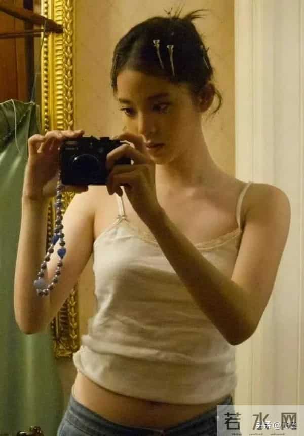 欧阳娜娜私下穿搭太绝！简约造型勾勒好身材，迷人氛围感拉满。