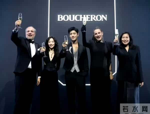 肖战合影太突出了，好像为他开了柔光~