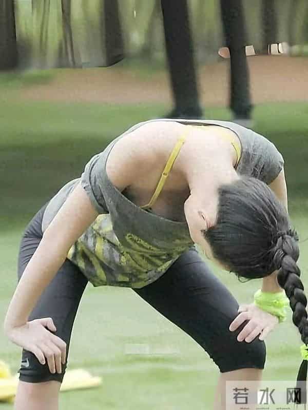 霍思燕这件衣服太宽松了吧,练个瑜伽都快走光了,是故意的吧
