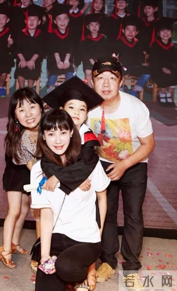 杨雪晒16岁女儿,有有完美避开爸爸普通基因,一张初恋脸好漂亮