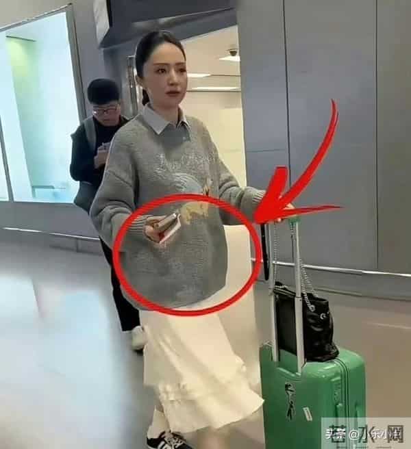 董璇46岁生日晒照,手捧蛋糕看着孕味初显肚子像四个月 满脸幸福感