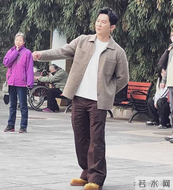 北京公园偶遇李晨!帅气逼人引大妈疯狂,场面一度失控!