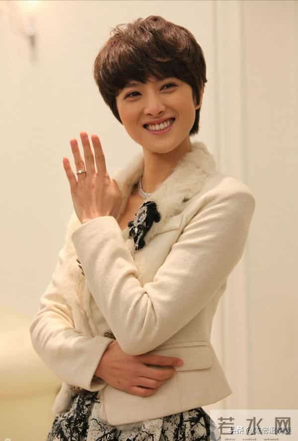 她错过靳东,转身嫁给父亲看中的女婿,如今45岁被婆家宠成公主!