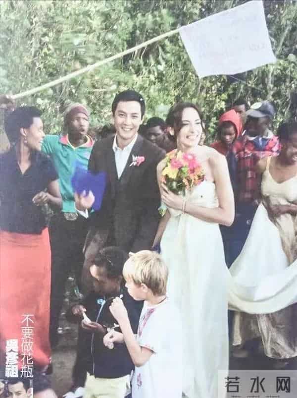 吴彦祖晒与妻子合影!Lisa皮肤粗糙褶多还秃顶,网友:以为是兄弟