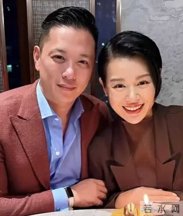 李乘德晒照为老婆庆生 胡杏儿手上两个大镯子抢镜 比送胡定欣的大