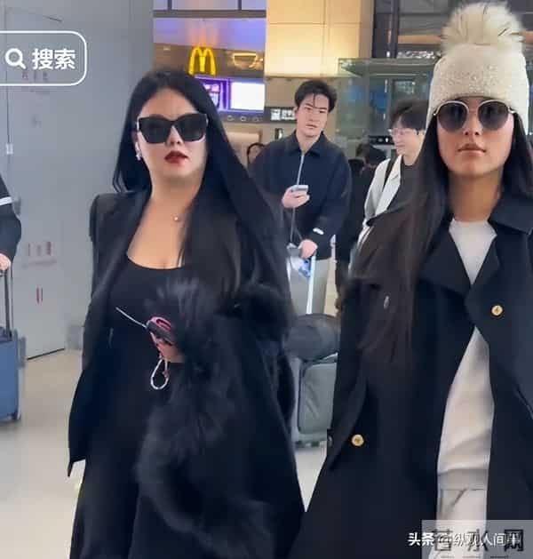 李湘在机场因身材问题被怼到“黑脸”，翻出十年前瘦照反击，好美