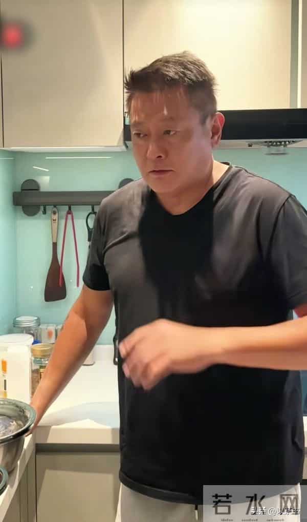 58岁TVB演员成单亲爸爸,名声坏了无戏可拍,靠卖豪宅卖饭为生