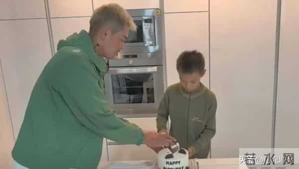 林丹西班牙为儿子庆生，染白发苍老比谢杏芳瘦小，9岁小羽像妈妈