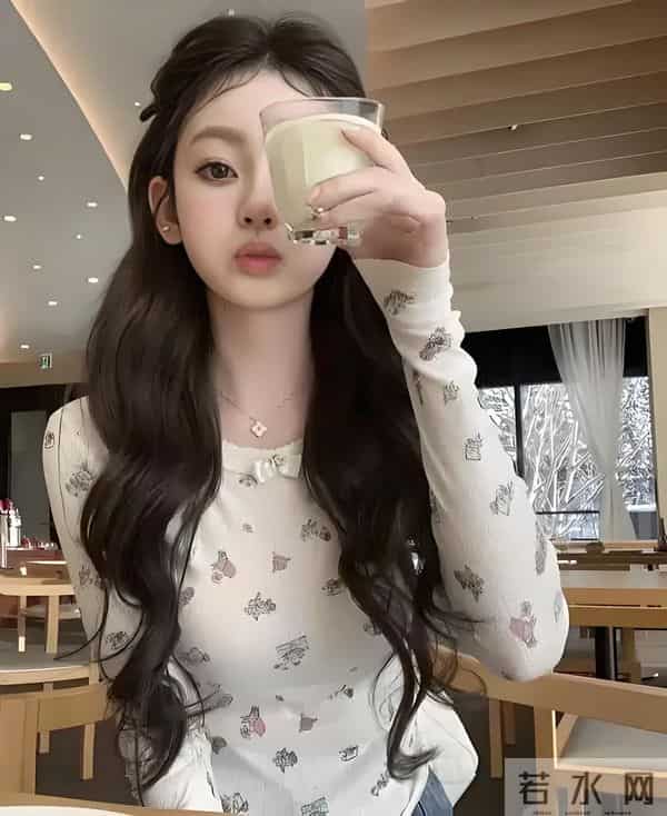 王思聪新欢直接坐大腿!懒懒已成过去式?奢侈品店亲密照引爆全网