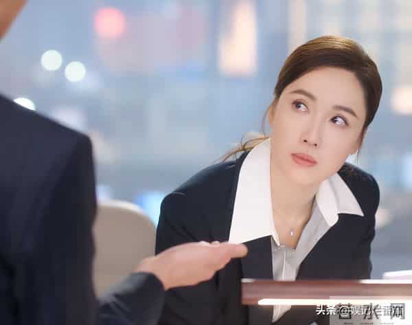 气场弱就别霍霍新闻女王2?眼神空洞 像软柿子,还是回综艺卖惨吧