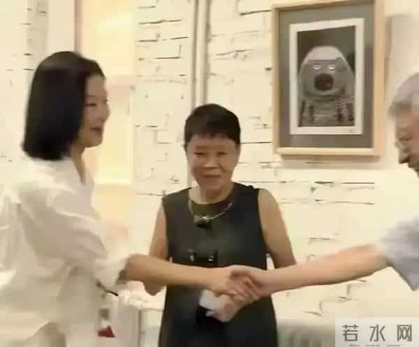 宋祖英私下聚会照流出,穿棉麻衣留短发,印象被完全颠覆呢