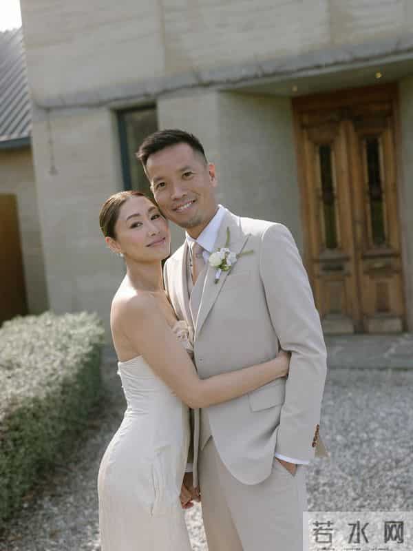 香港著名女星婚后首度宴请媒人 ，网民从合照细节引发怀孕猜测