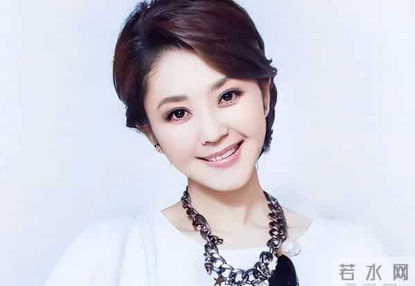 51岁主持人方琼：嫁给电视台领导，21岁儿子不仅长得像她还是学霸