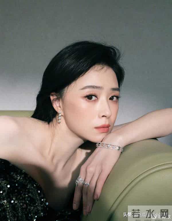 蒋欣 皮肤雪白光彩照人 天鹅颈超吸睛 果然瘦了更美