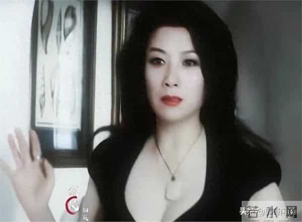 王静真是高大丰满的霸气御姐，独有的气质，丰韵犹存又明艳大气