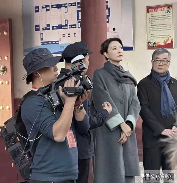 刘芳菲玉皇庙被偶遇!灰色大衣优雅出镜,巴掌脸嫩如少女美到发光