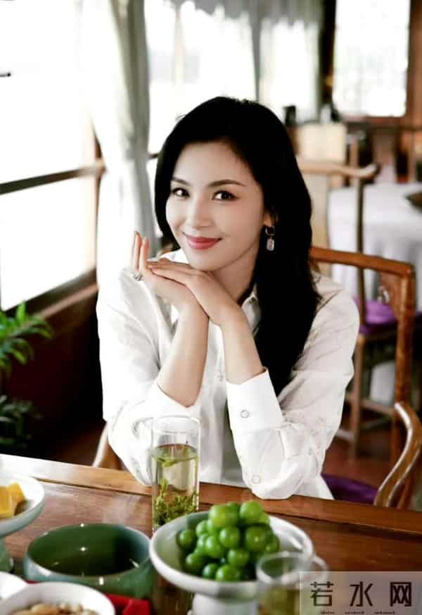 46岁刘涛浙江一日游,长得一般,没有网上说的那么美