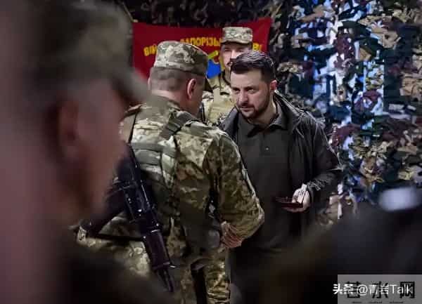 总统都救不了？朱莉33岁司机访乌遭征兵，90天动员令下难逃前线？