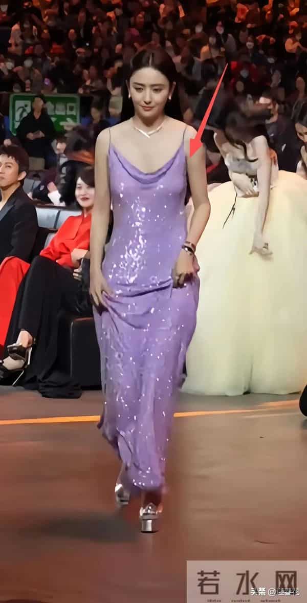 她这是没穿吧……佟丽娅跑上台竟遭遇礼服尴尬意外,这画面太有料