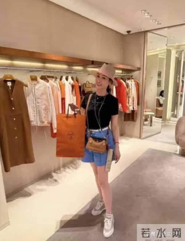 郭可盈在香港买37万国产电车,与丈夫现身提车,林文龙打扮好时尚