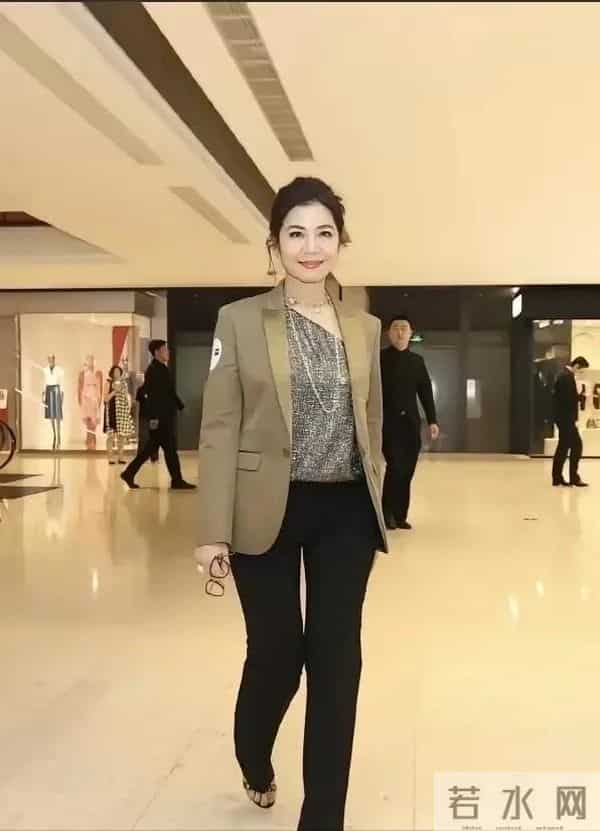 她是香港数一数二的美人,60多岁了,还这么的迷人 ,比朱茵有气质