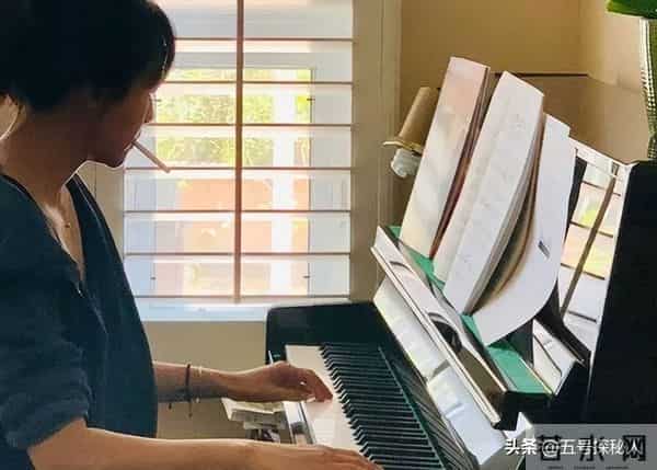 51岁徐静蕾近况曝光：没结婚但有伴侣，定居美国6年，吃成胖美人