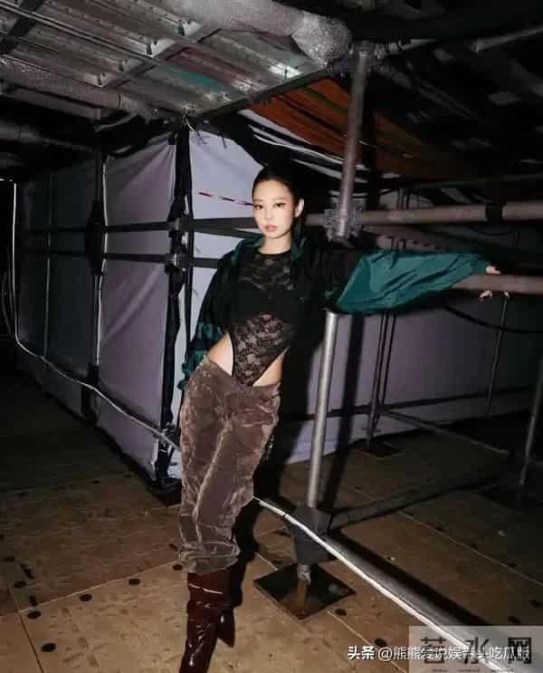 Jennie不愧是韩国“时尚爱豆”！黑色蕾丝连体服搭低腰裤时髦高级