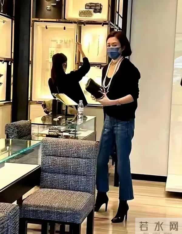 62岁关之琳与小鲜肉依偎在一起,女神容光焕发一脸娇媚