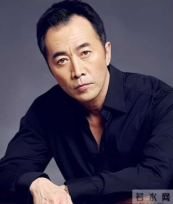 著名演员郑晓宁:曾为爱离婚,49岁再婚娶小娇妻,50岁终当爹