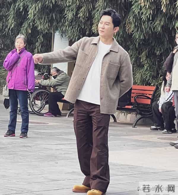 北京公园偶遇李晨!帅气逼人引大妈疯狂,场面一度失控!