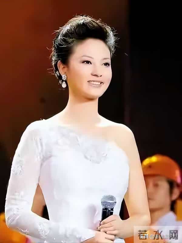 “央视最惨女主持”，俩富豪前任全判死刑？生图脸僵的她近况如何