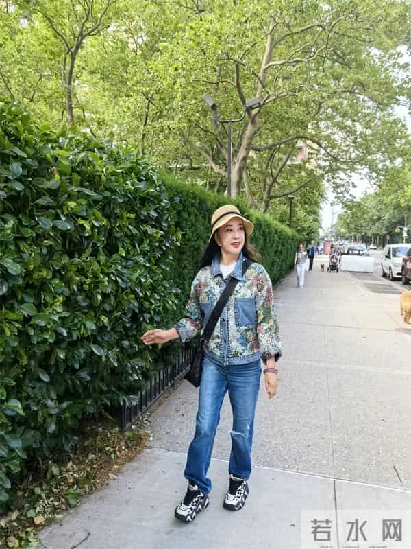 74岁刘晓庆晒公园散步照,整套休闲牛仔穿搭,比实际年龄年轻20岁