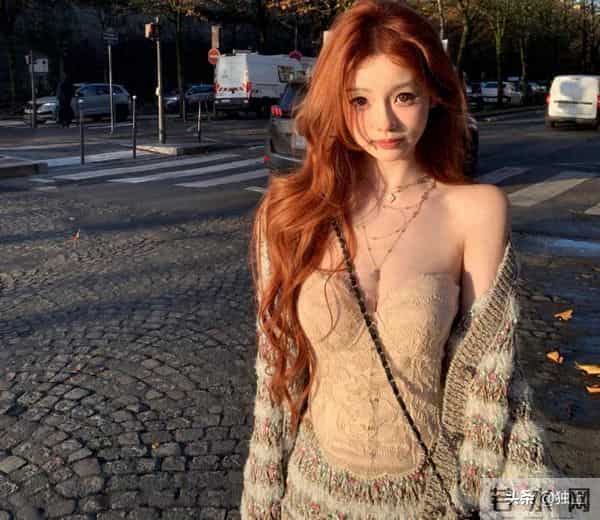 王思聪女友进奢侈品VIP室，看清她的拍照姿势，符合王校长口味