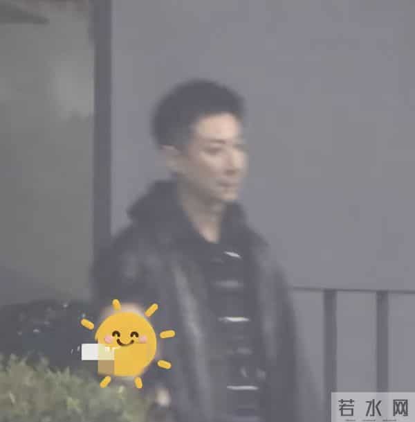 董璇46岁生日聚会,和张维伊送宾客后牵手回家,张维伊短发还挺帅