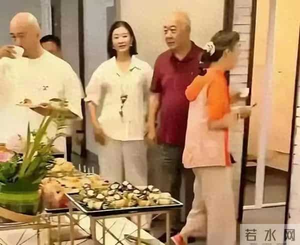 宋祖英私下聚会照流出,穿棉麻衣留短发,印象被完全颠覆呢