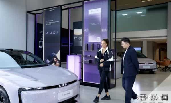 郑钦文上海奥迪店买车被偶遇 休闲装配高马尾 超级无敌好看 好美好飒