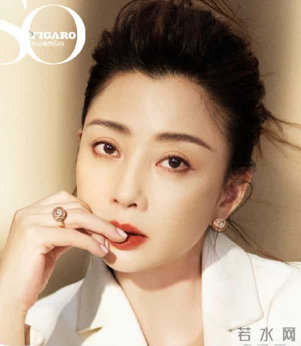 她是演员中的女富豪，豪车多的开不过来，如今45岁却活得像20岁