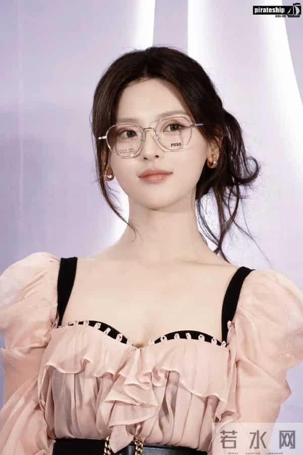 杨超越这套 有点爱[舔屏]