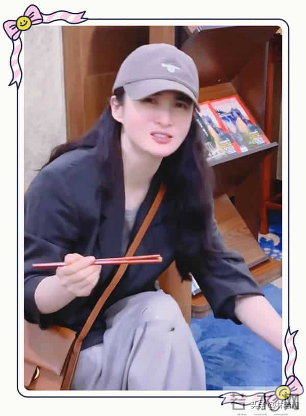 50岁蒋勤勤现身成都机场吃面,素颜皮肤白皙,打扮时髦 少女感十足