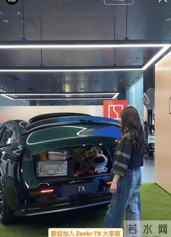 55岁郭可盈提新车,穿阔腿牛仔裤、与丈夫合体亮相,状态很好