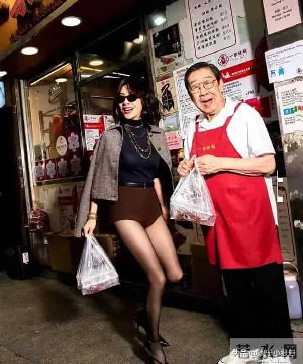 刘嘉玲上海被偶遇，59岁面容饱满身材佳，状态宛如三四十岁