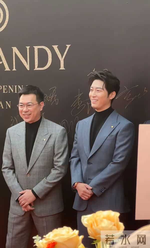 窦骁被传婚变后首次现身,手上婚戒显眼,依旧是何超莲帅气的老公