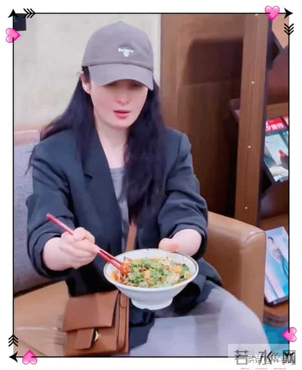 50岁蒋勤勤现身成都机场吃面,素颜皮肤白皙,打扮时髦 少女感十足